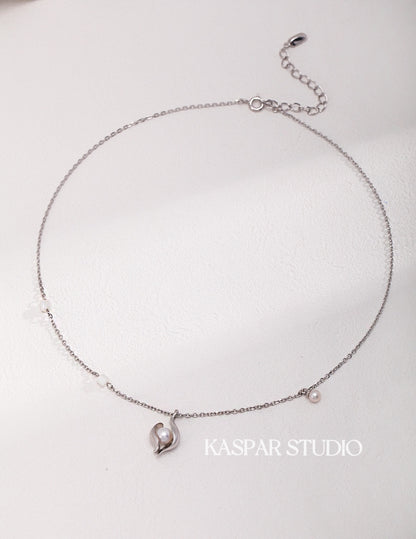 Minimalist pearl necklace