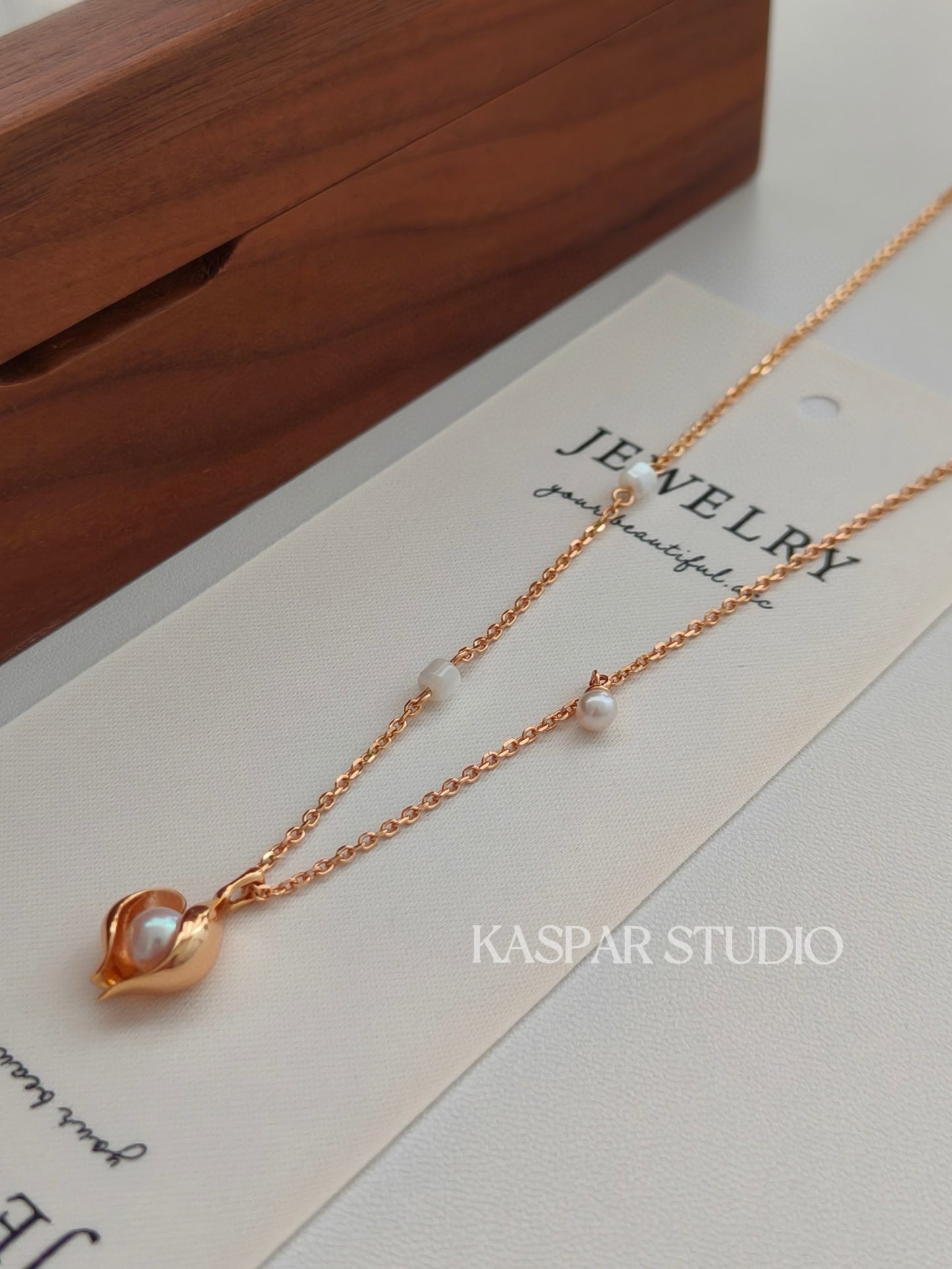 Minimalist pearl necklace