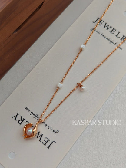 Minimalist pearl necklace