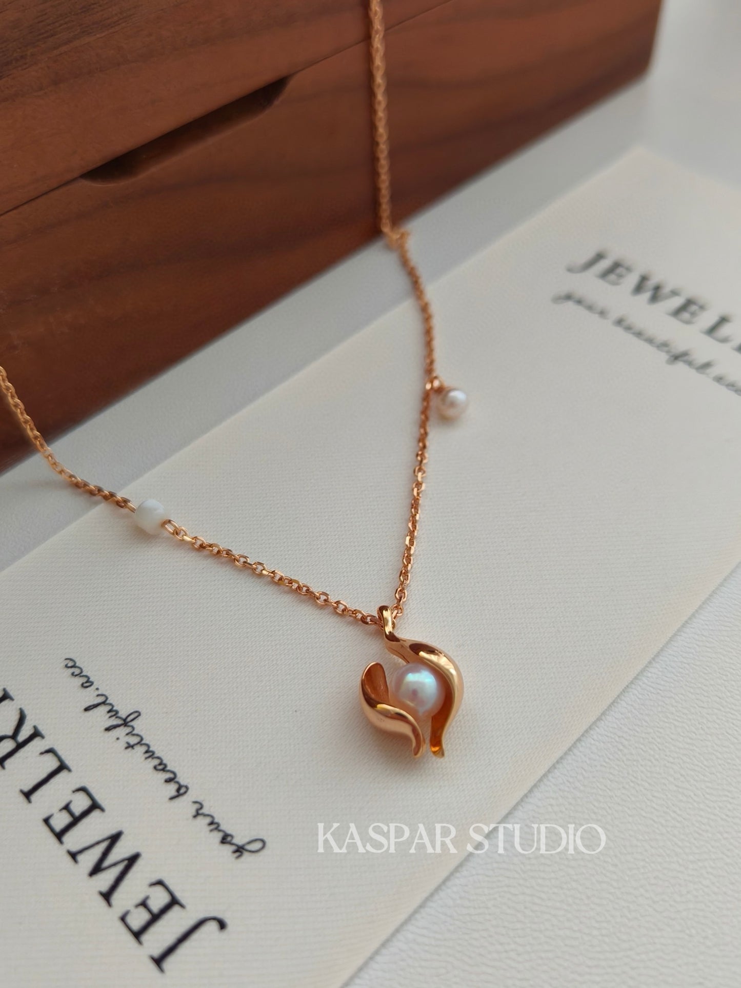 Minimalist pearl necklace